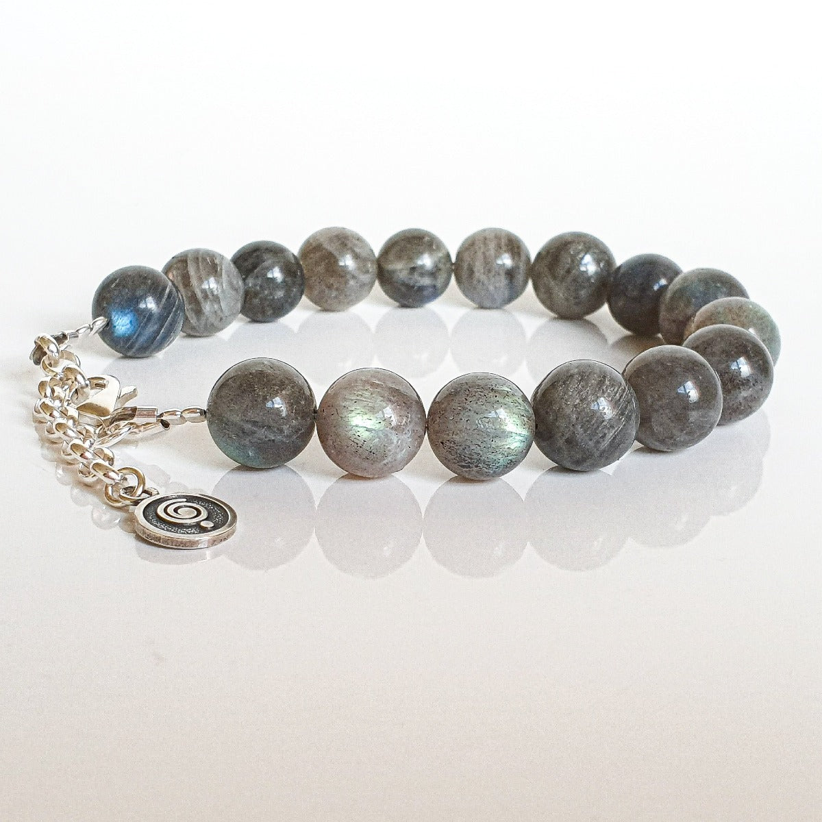 Bracelet Shamballa en Labradorite naturelle et cloche tibétaine