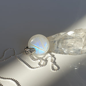 Moonstone from India, AA+ grade pendant "Intuition"