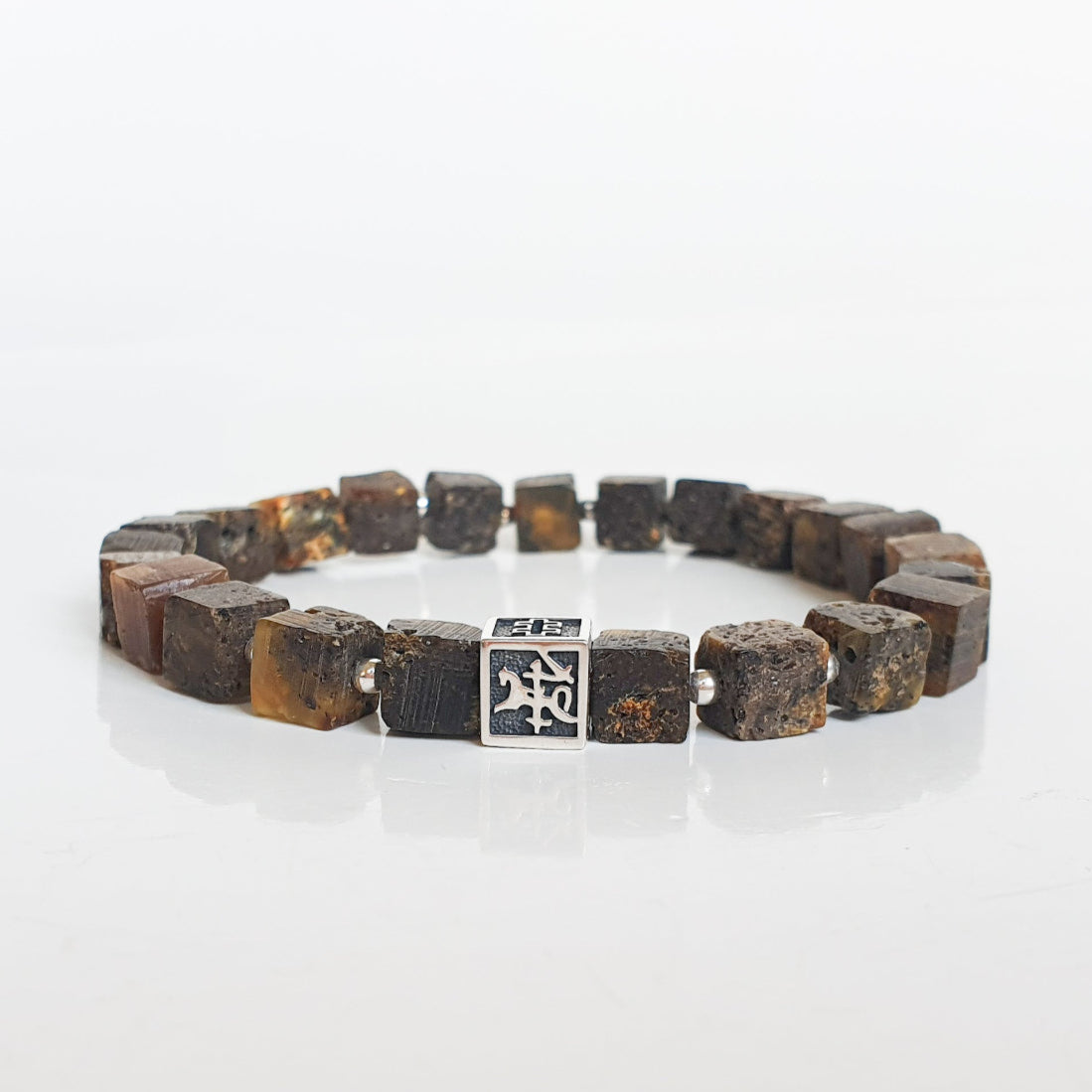 JuodojoBaltijosgintaronepoliruotųkubeliųsidabro925apyrankėVytis-"Saulėsistorijos"