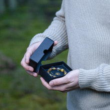 Load image into Gallery viewer, Baltijos gintaro nepoliruotų kubelių sidabro 925 apyrankė Vytis - &quot;Saulės istorijos&quot;