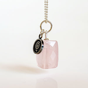 Rožinio kvarco sidabro pakabutis "Širdies akmuo"