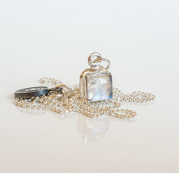 Moonstone from India, AA+ grade petit pendant with chain 