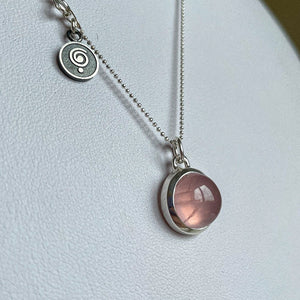 Rožinio kvarco sidabro pakabutis "Širdies akmuo"